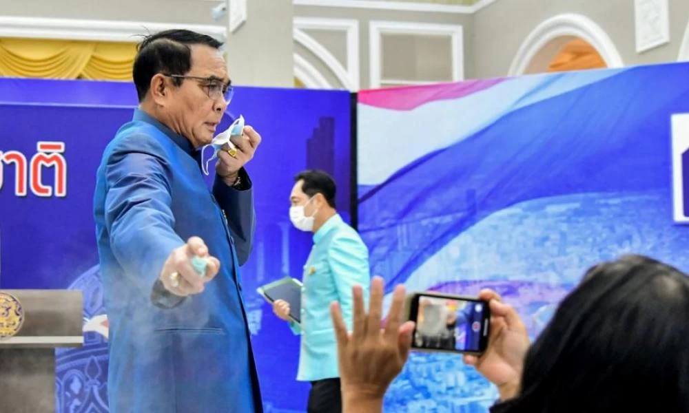 «Ξέφυγε» ο Ταϊλανδός πρωθυπουργός ψέκασε δημοσιογράφους με αντισηπτικό χεριών (βίντεο)